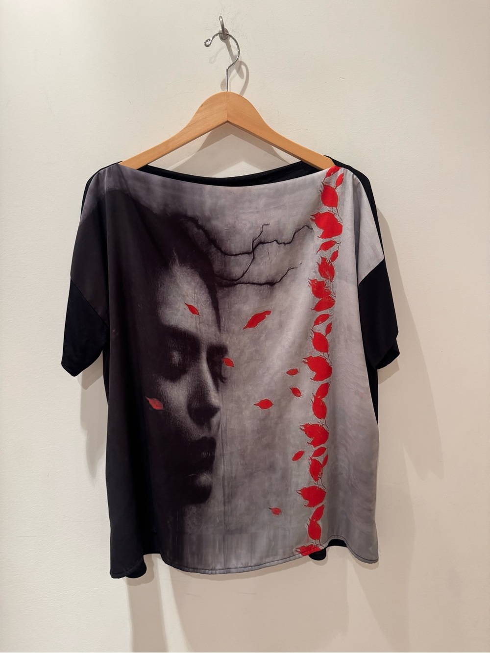 BVM face and floral graphic top. 
100% tencel and size EU 44.